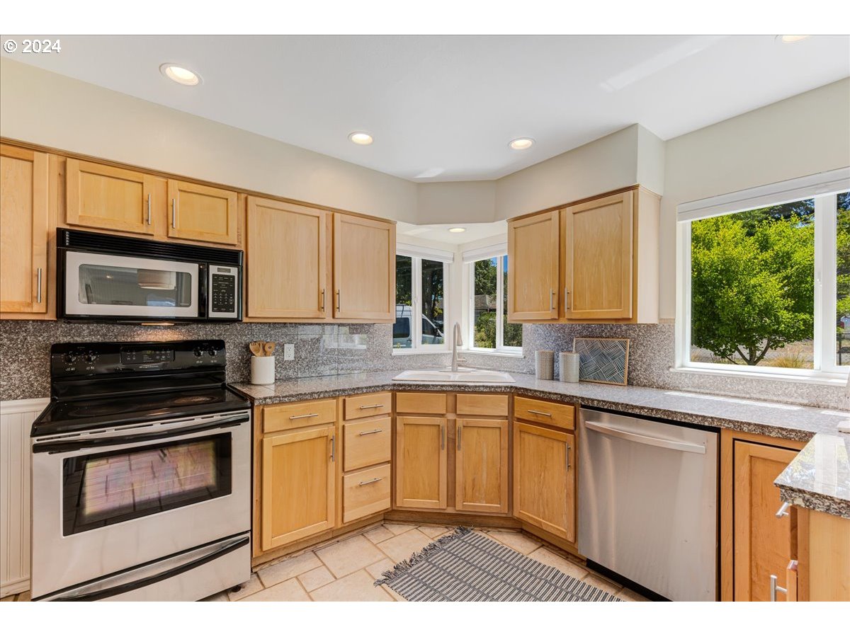 3345 Southwest Primrose Street Portland, OR 97219 - Photo 12 of 47 Gallery Image 12