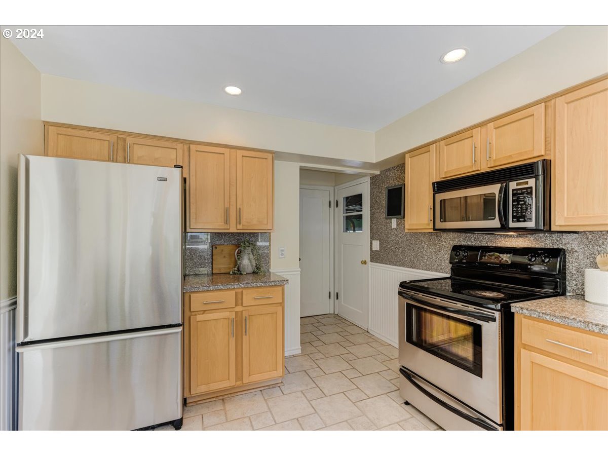3345 Southwest Primrose Street Portland, OR 97219 - Photo 14 of 47 Gallery Image 14