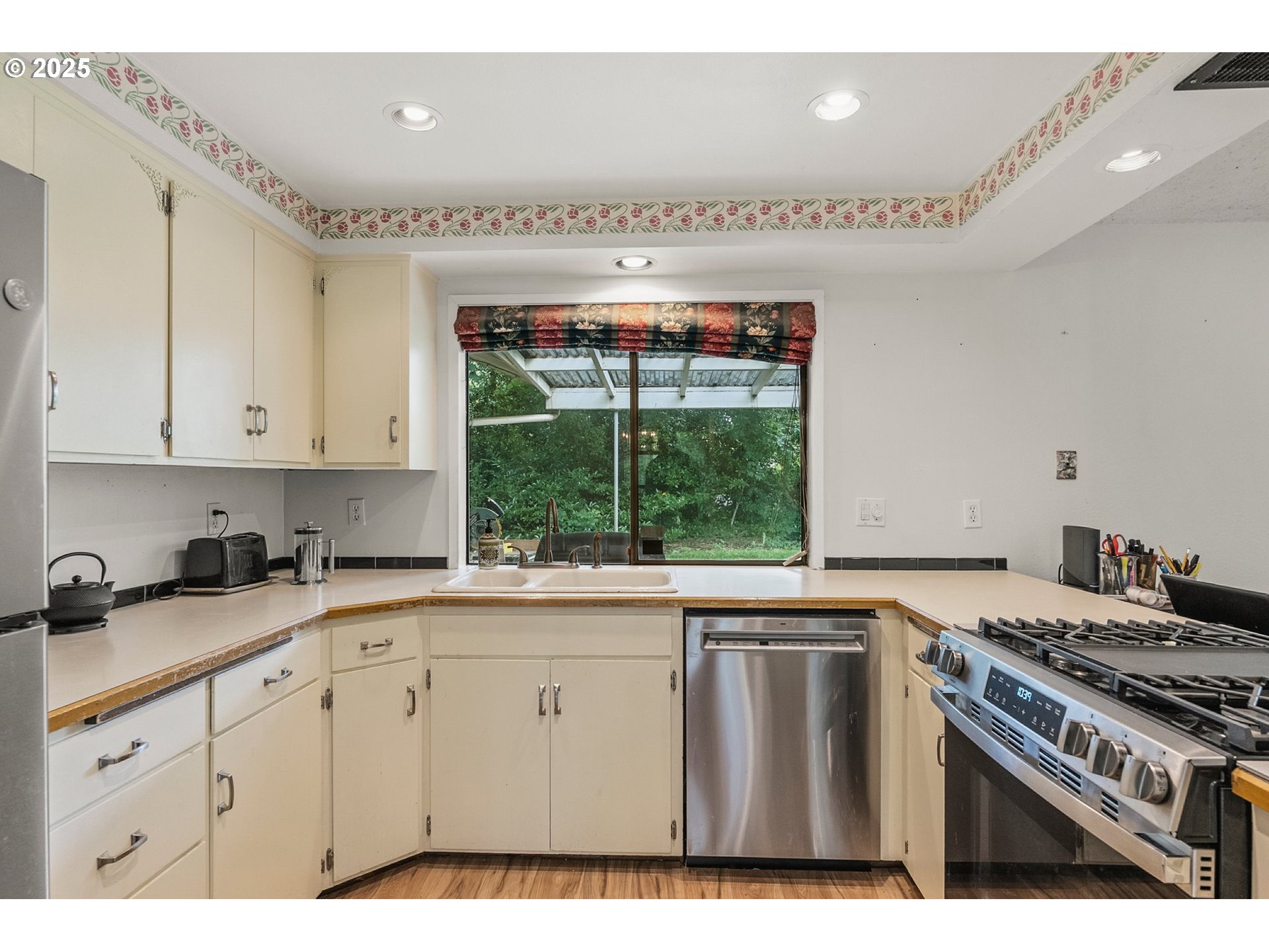 3515 Regent Avenue Eugene, OR 97401 - Photo 11 of 45 Living Room/Entrance