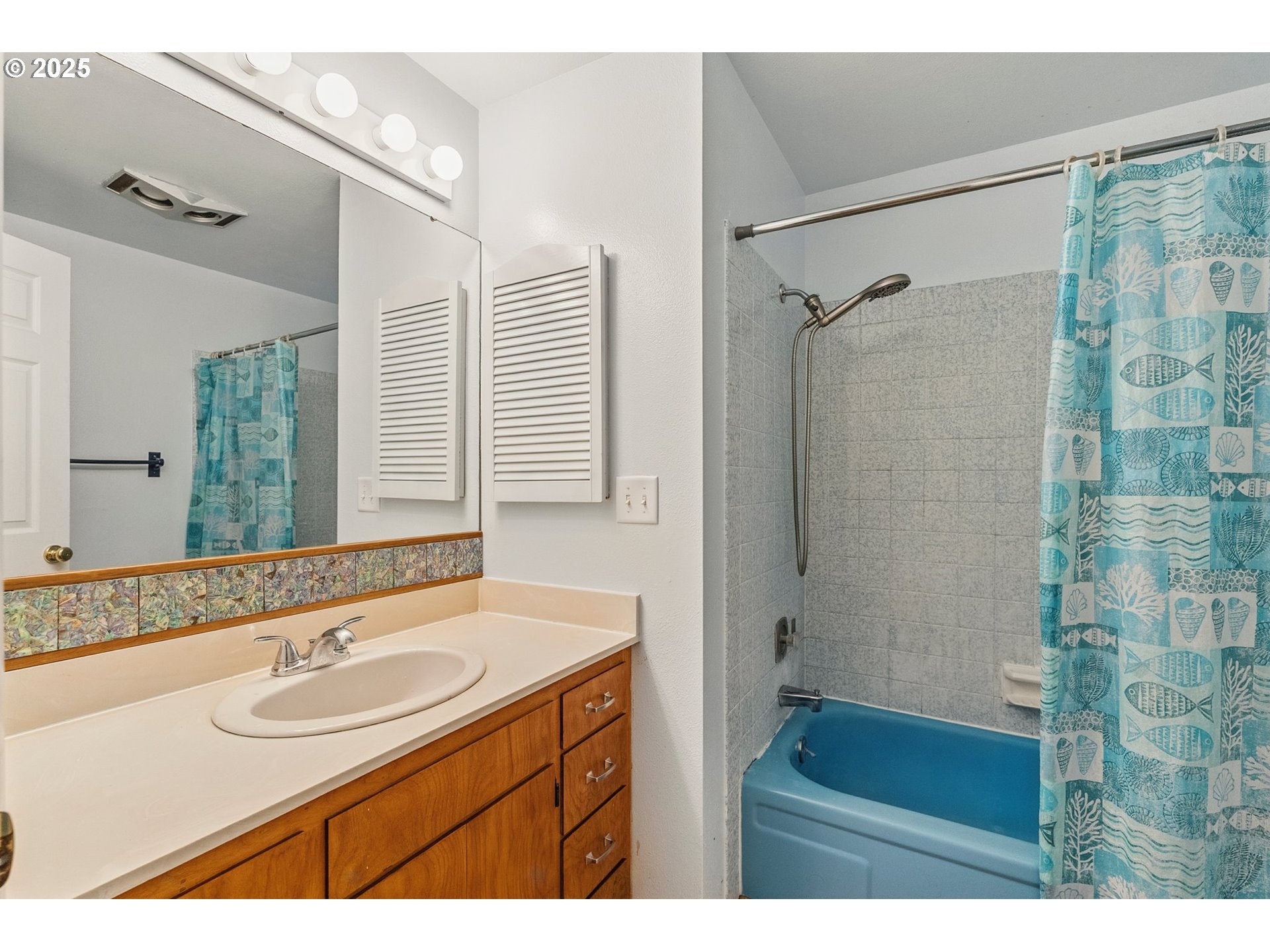 3515 Regent Avenue Eugene, OR 97401 - Photo 21 of 45 Attached Bathroom #1