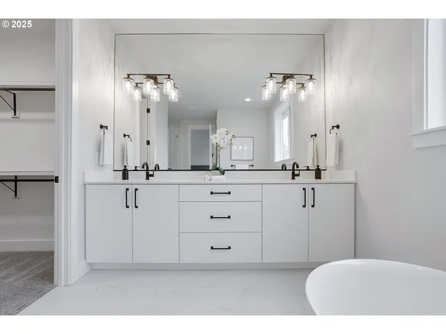 $929,860 | 6008 Southwest 18th Drive, Portland, OR 97239