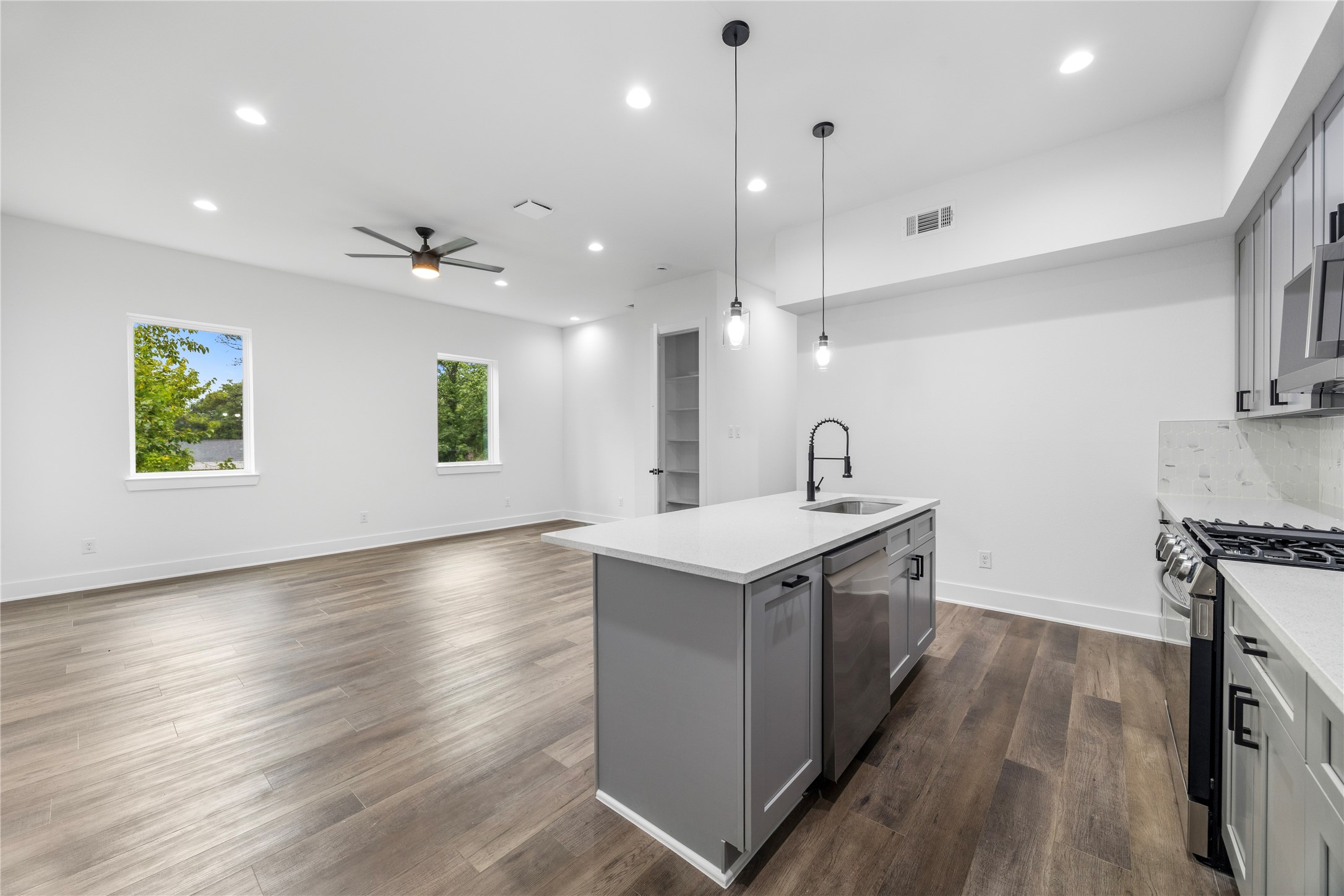 6804 Arabella Street, Unit B Houston, TX 77091 - Photo 3 of 9