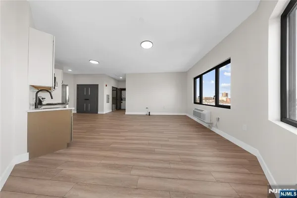 $2,150 | 87-89 Mary Street, Unit 505, Paterson, NJ 07503