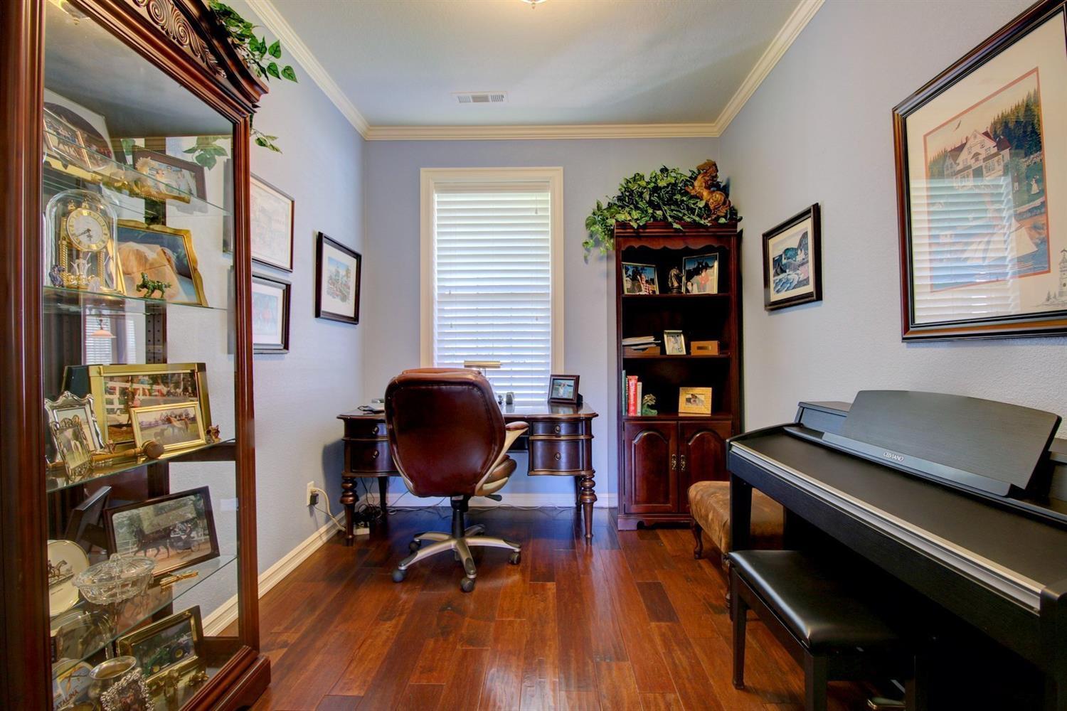 1685 Minear Road Medford, OR 97501 - Photo 13 of 32 In home office area right off the main e