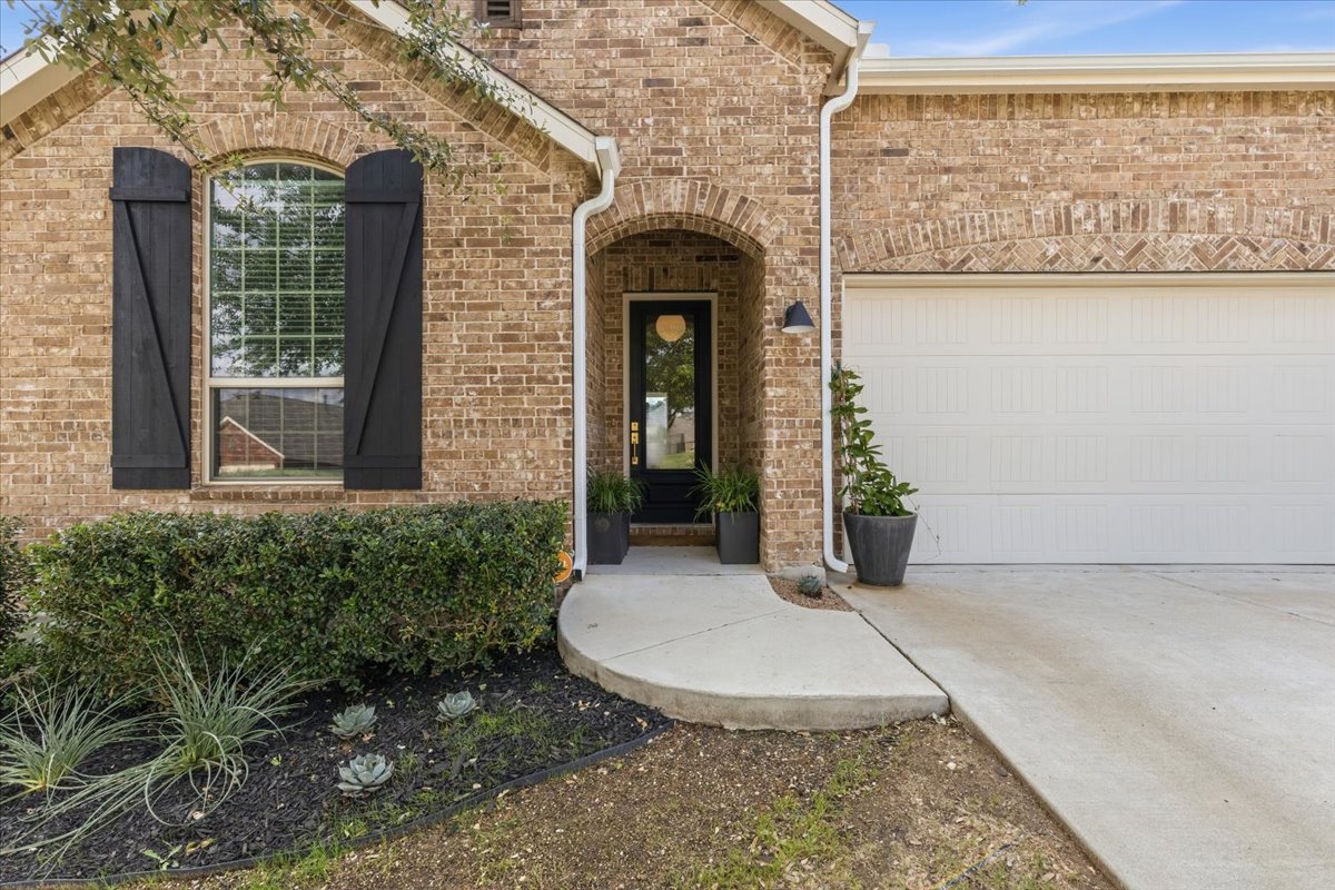 132 Emerald Garden Road San Marcos, TX 78666 - Photo 2 of 38