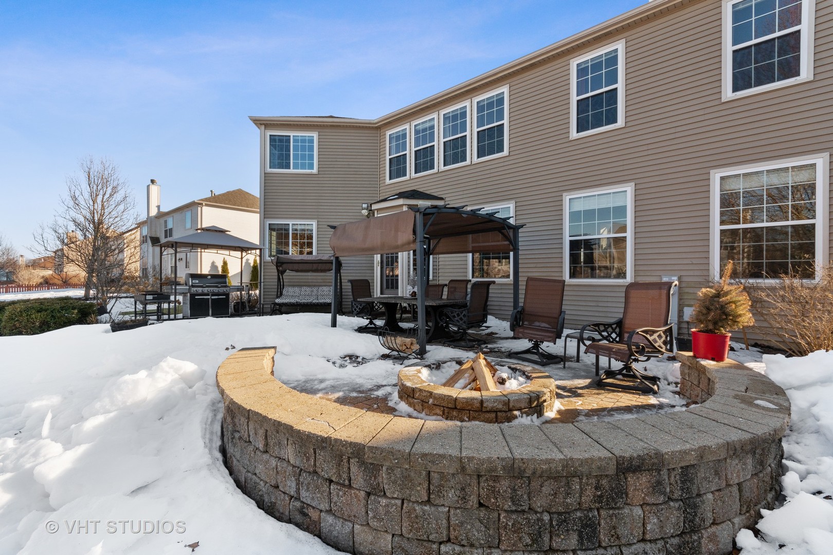 2829 Berman Road North Aurora, IL 60542 - Photo 22 of 28 a view of a house with swimming pool and sitting area