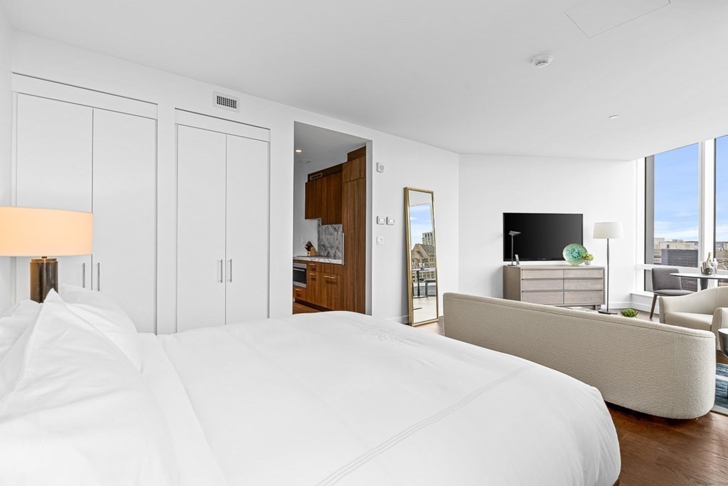 40 Trinity Place, Unit 1614 Boston, MA 02116 - Photo 9 of 26 a large bedroom with a large bed and a flat screen tv