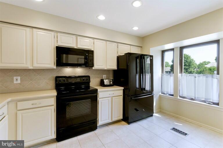 2038 Swans Neck Way Reston, VA 20191 - Photo 8 of 27 a kitchen with a refrigerator stove and microwave