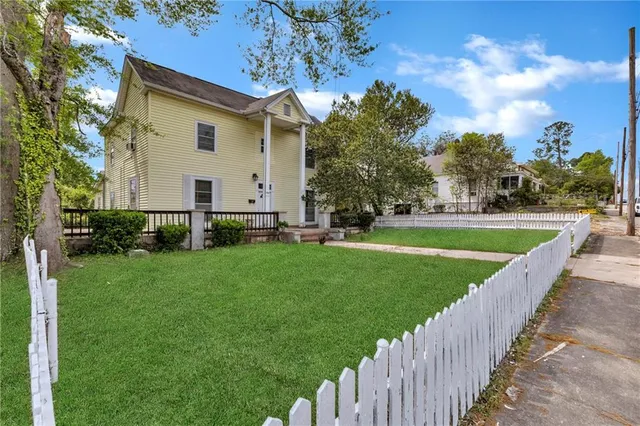 a view of a house with backyard and garden