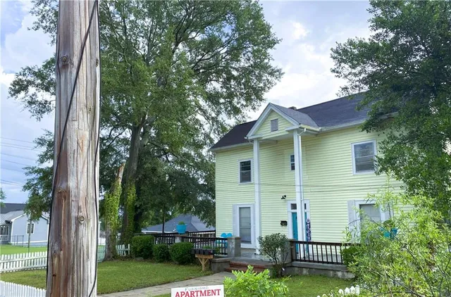 a view of a house with a yard