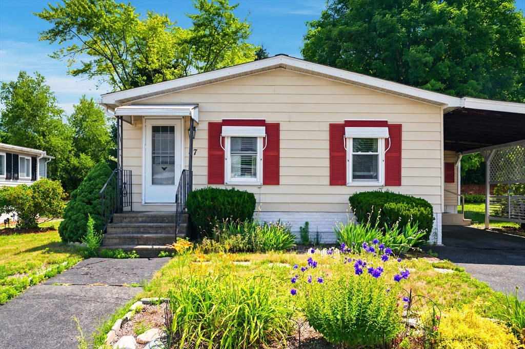27 Castle Road, Unit 153 Attleboro, MA 02703 - Photo 3 of 40 Gallery Image 3