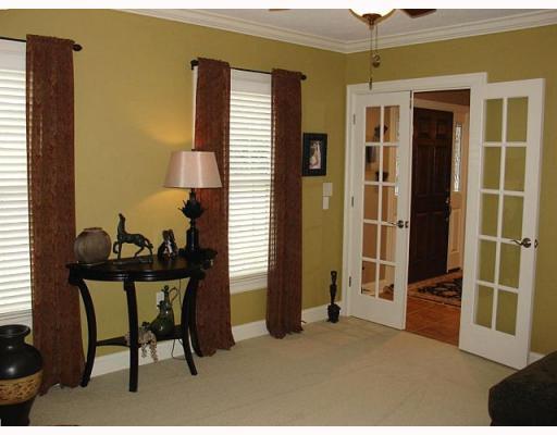 543 Justabout Road Venetia, PA 15367 - Photo 3 of 18 Living Room.