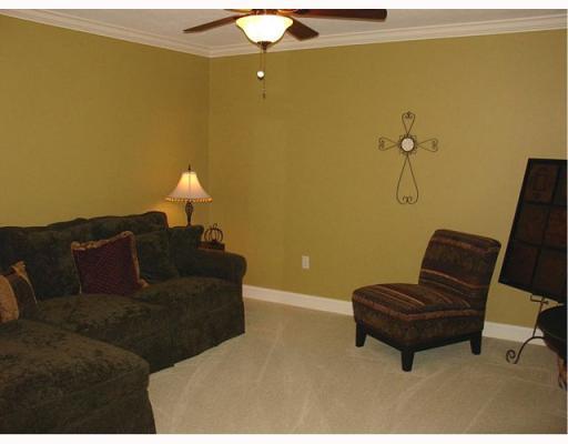 543 Justabout Road Venetia, PA 15367 - Photo 4 of 18 Living Room.