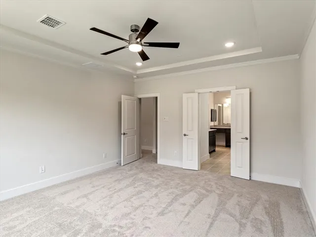 a view of a livingroom with a ceiling fan & entryway