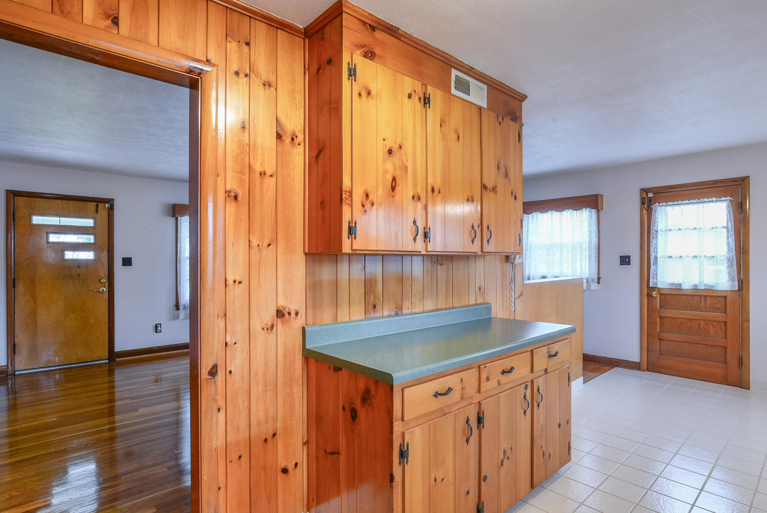 100 Redwood Road Bristol, TN 37620 - Photo 23 of 36 100 Redwood kitchen dining 6