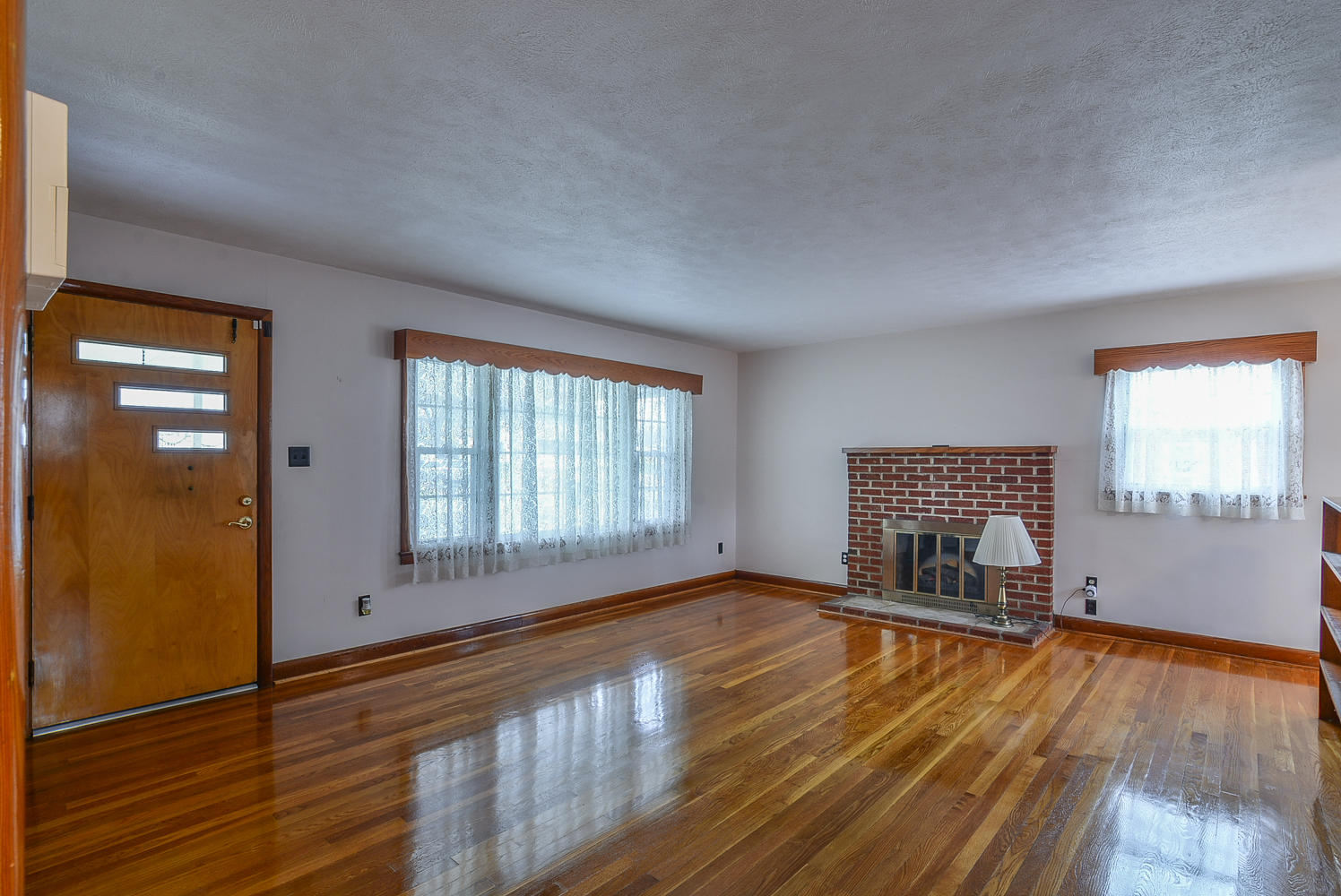 100 Redwood Road Bristol, TN 37620 - Photo 4 of 36 100 Redwood living room 2