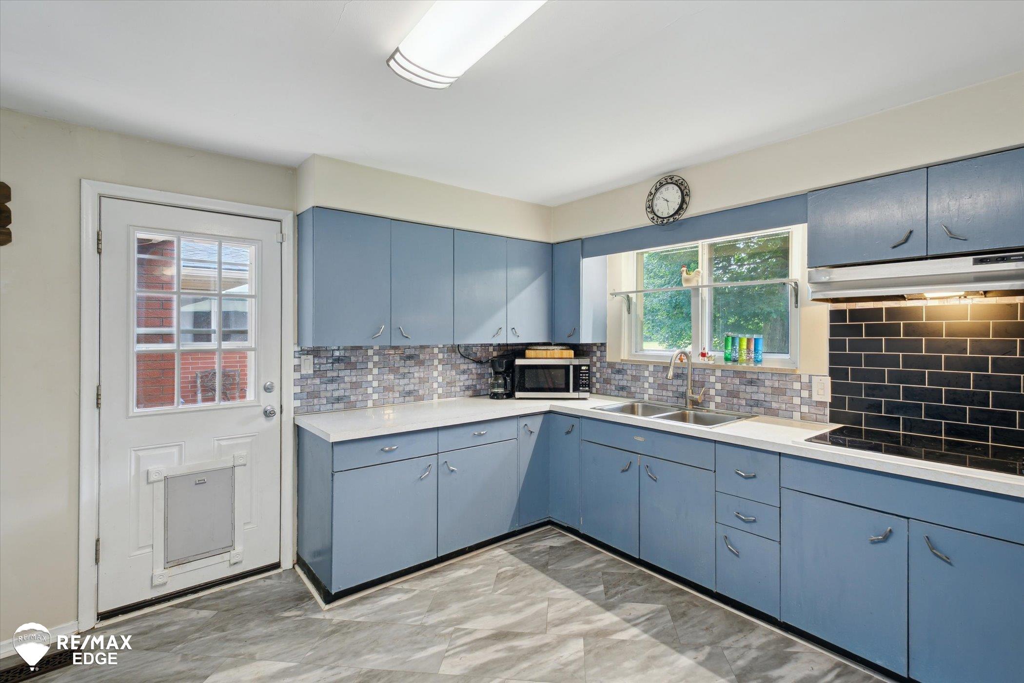 1201 Gilbert Street Flint, MI 48532 - Photo 13 of 40 50180936-c78f34bb-bdbf-4700-a7ba-01a6ef464683.JPG