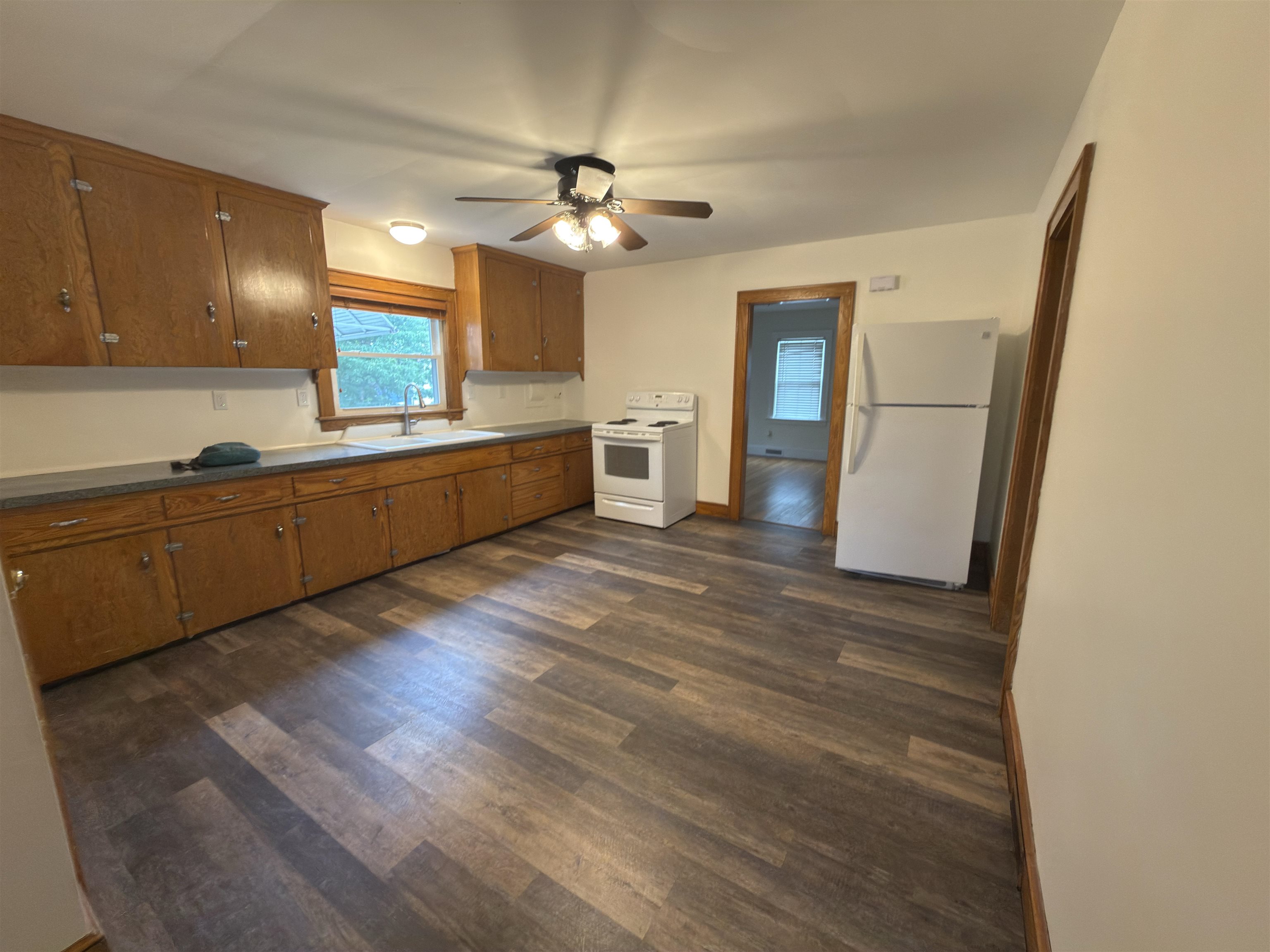 573 Spruce Street Manchester, NH 03103 - Photo 3 of 28