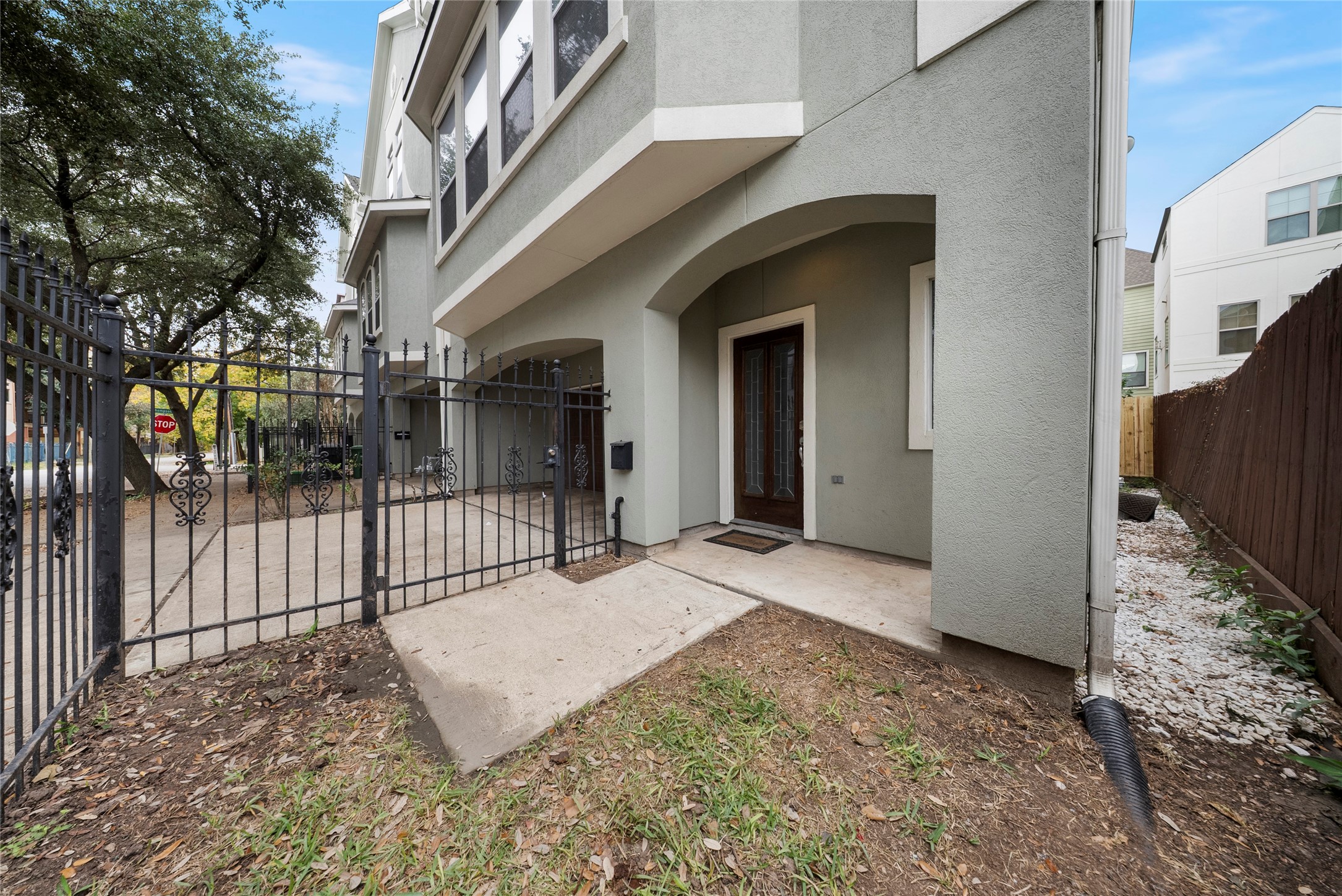 4216 Eli Street Houston, TX 77007 - Photo 25 of 25 a view of a house with a outdoor space
