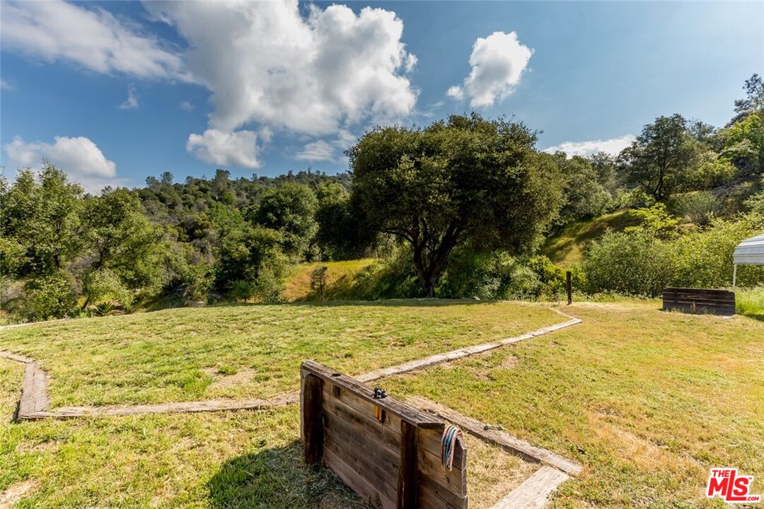 4132 Usona Road Mariposa, CA 95338 - Photo 7 of 26 a view of an outdoor space and basketball court