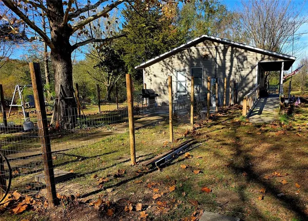 a view of a house with backyard