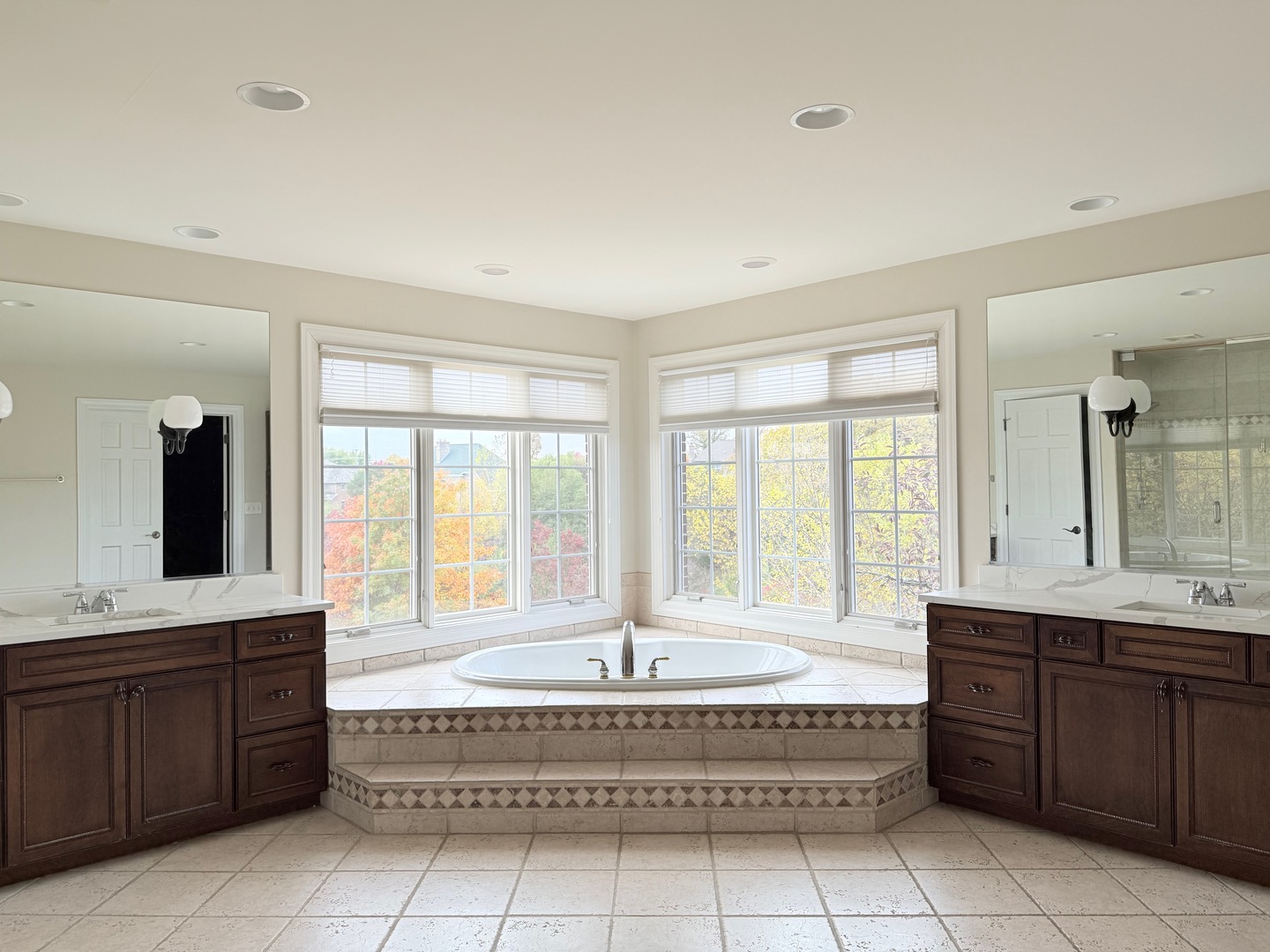 22206 North Prairie Lane Kildeer, IL 60047 - Photo 17 of 34 a spacious bathroom with a tub a sink and mirror