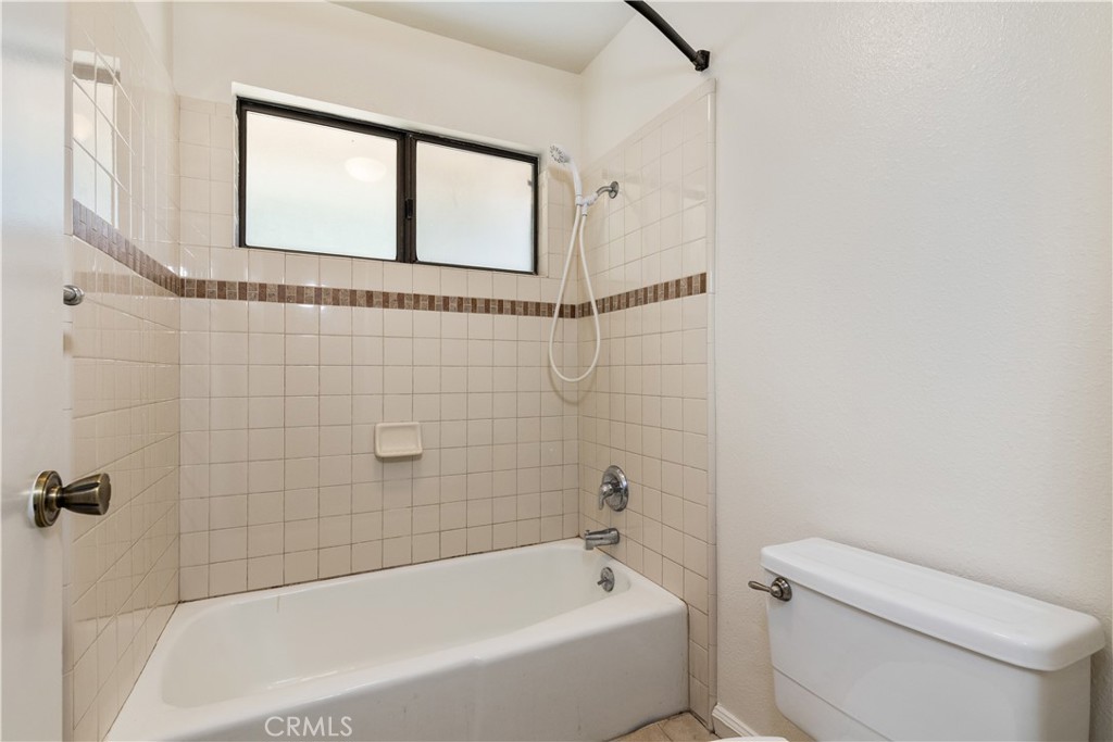 7905 San Gregorio Road Atascadero, CA 93422 - Photo 19 of 40 Hall bath.