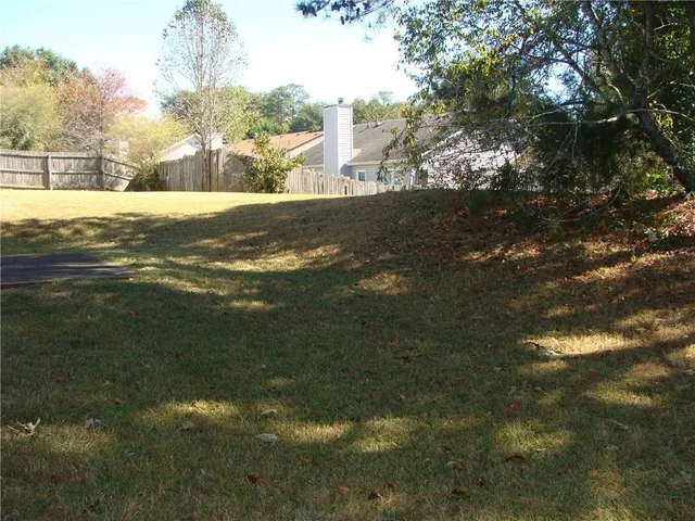 a view of a yard with a house