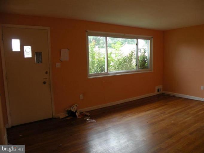 1312 Ray Road Hyattsville, MD 20782 - Photo 2 of 9 Living Room