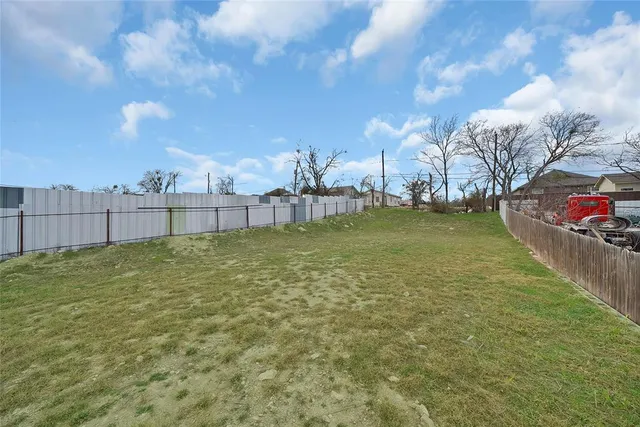 a view of a yard with a fountain