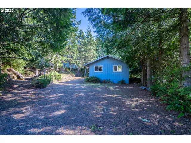 a house view with a outdoor space