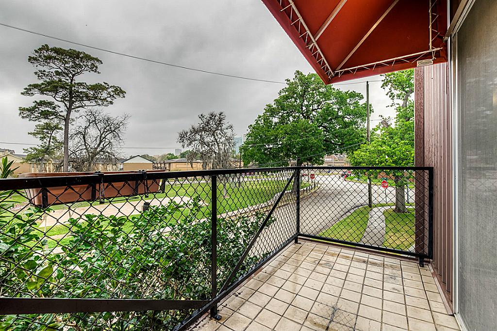 2605 Calumet Street, Unit 48 Houston, TX 77004 - Photo 18 of 34 a view of a balcony