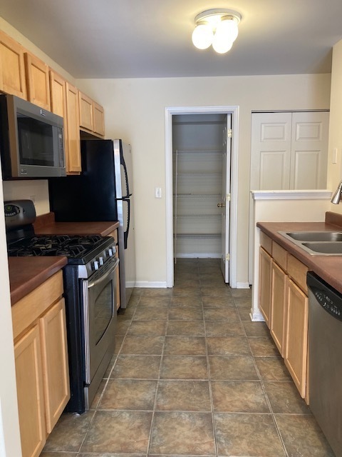 2441 Stoughton Circle, Unit 2441 Aurora, IL 60502 - Photo 5 of 14