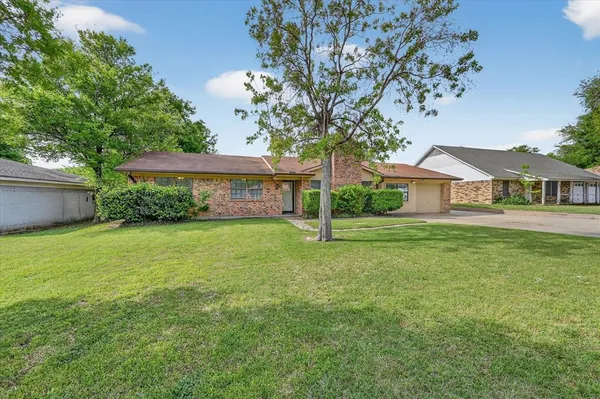$2,100 | 212 Childers Avenue, Benbrook, TX 76126
