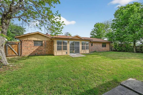 $2,100 | 212 Childers Avenue, Benbrook, TX 76126