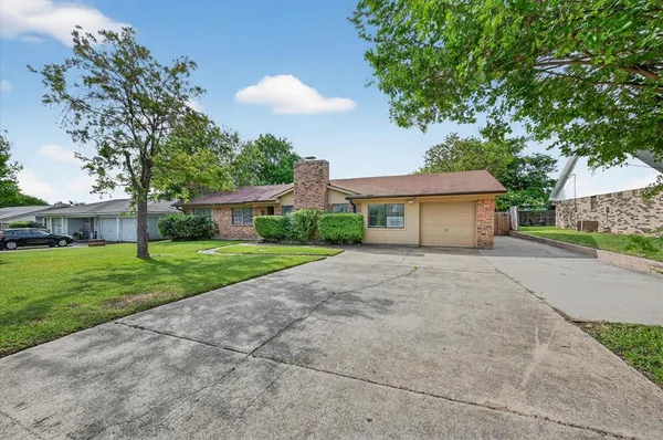 $2,100 | 212 Childers Avenue, Benbrook, TX 76126