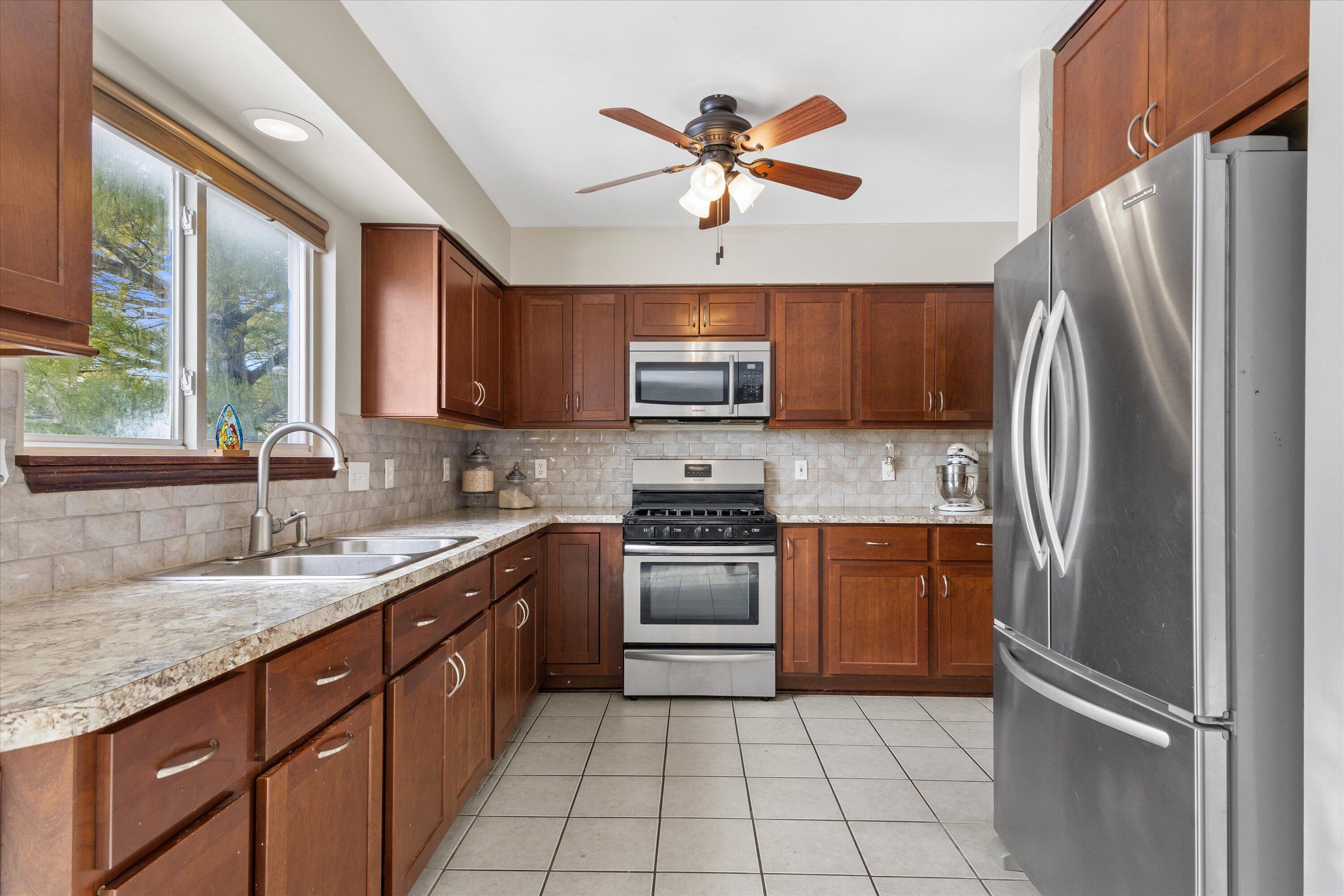 10011 68th Street Kenosha, WI 53142 - Photo 3 of 33 kitchen