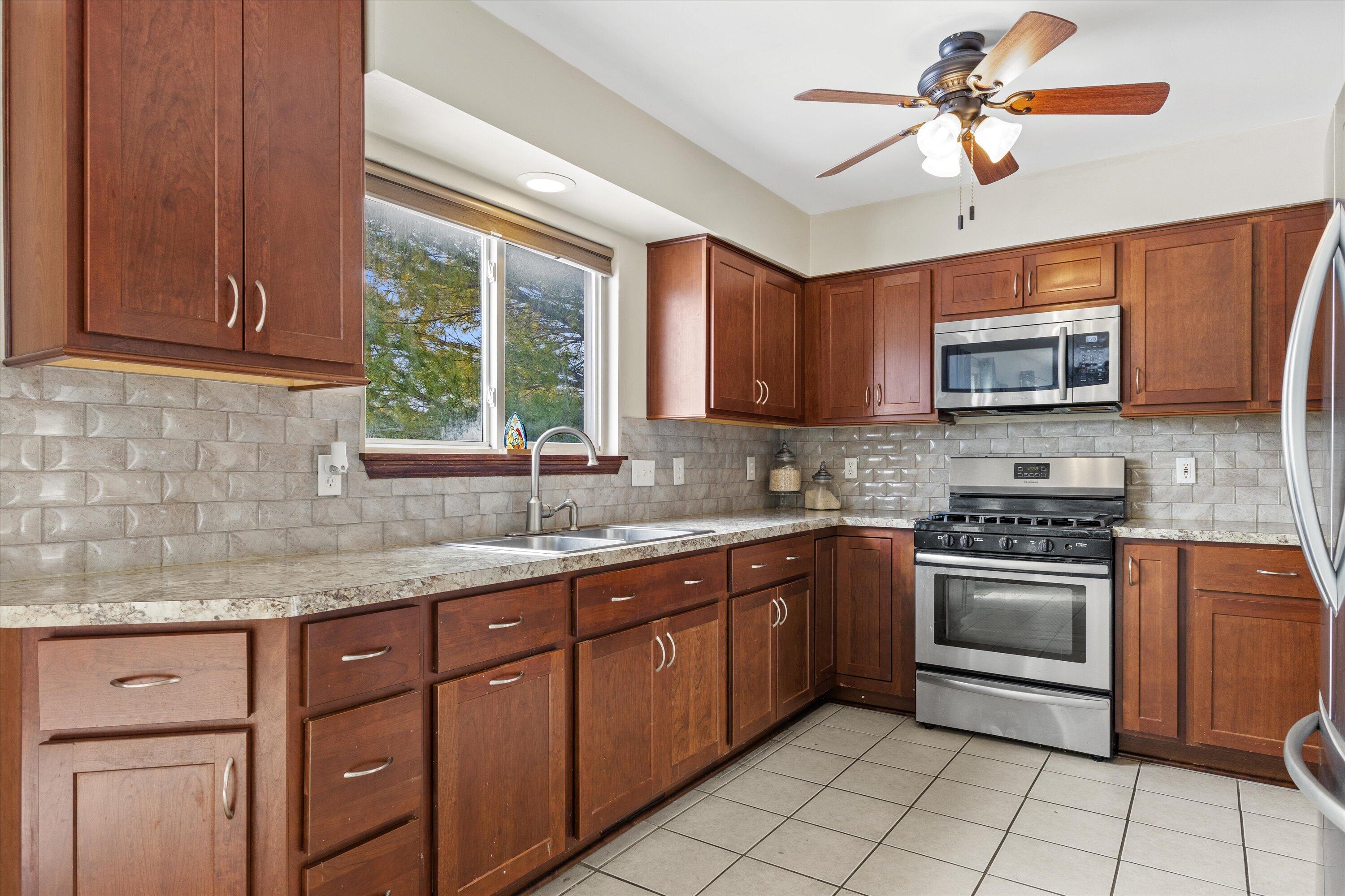 10011 68th Street Kenosha, WI 53142 - Photo 4 of 33 kitchen
