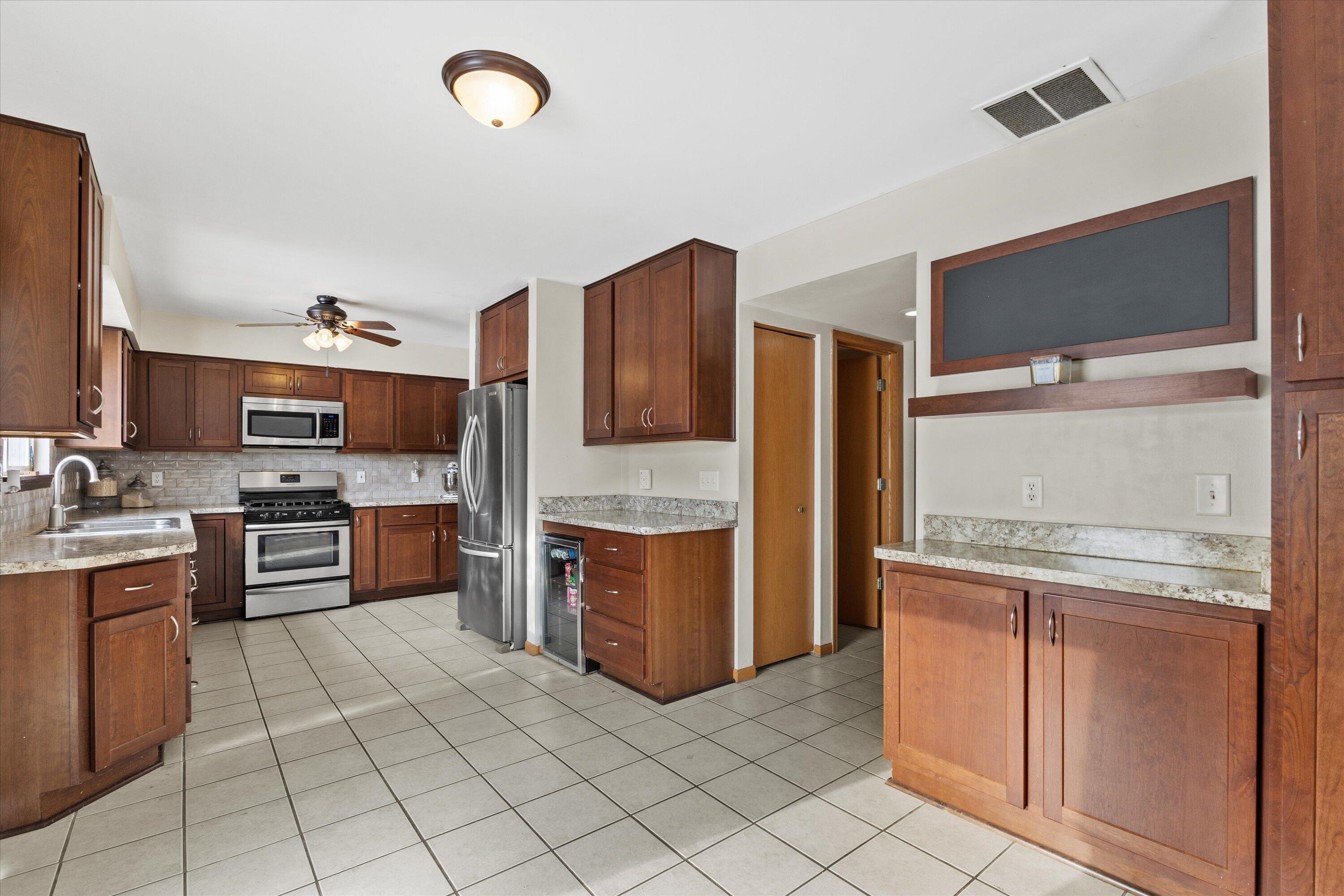10011 68th Street Kenosha, WI 53142 - Photo 7 of 33 kitchen