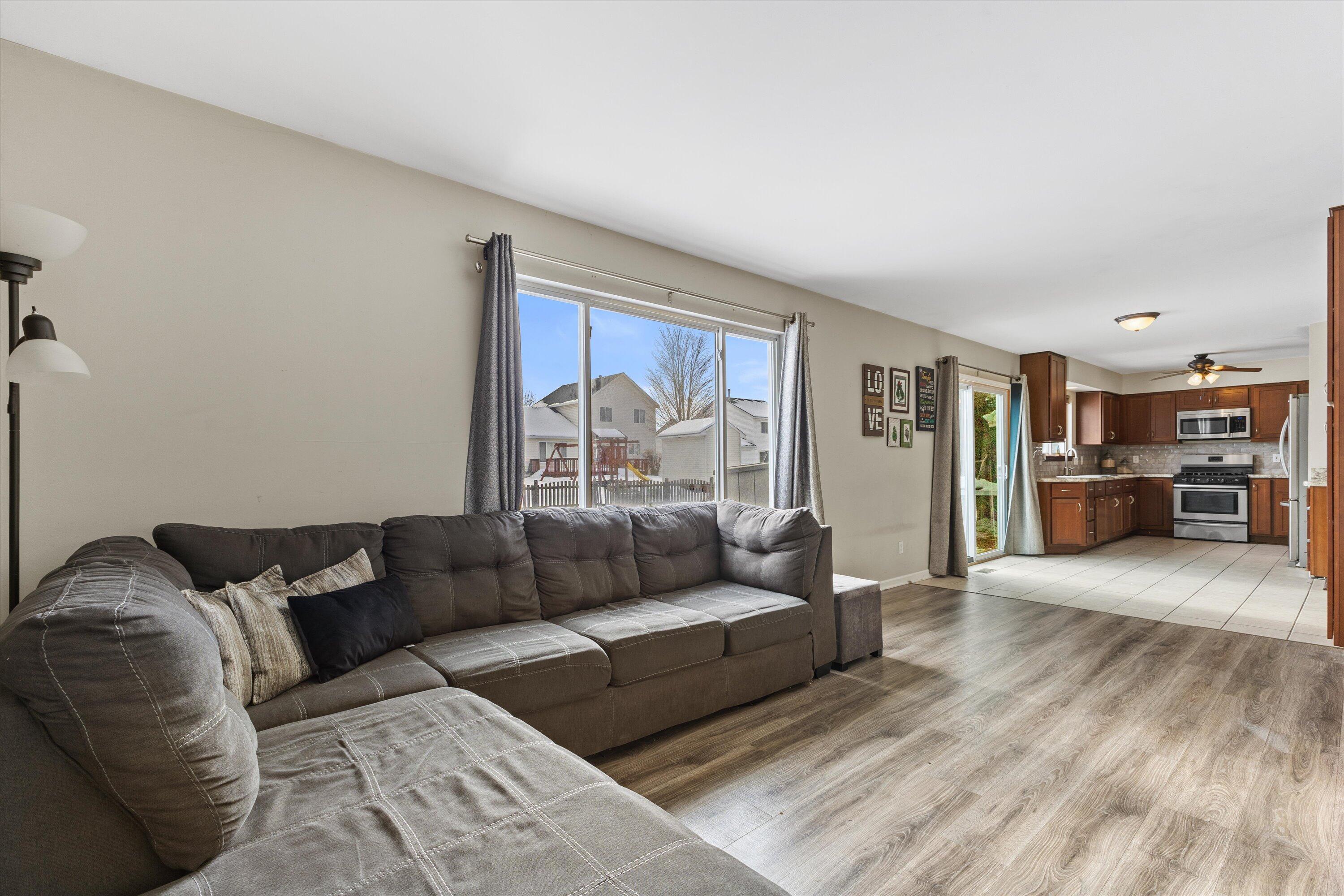 10011 68th Street Kenosha, WI 53142 - Photo 9 of 33 living room