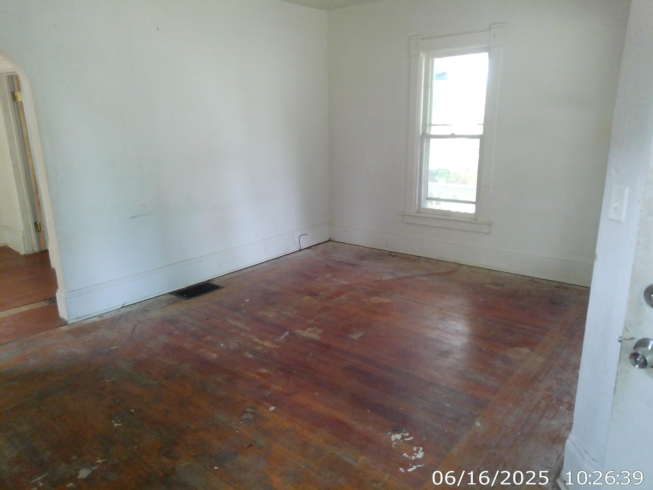 612 3rd Street Jackson, MI 49203 - Photo 3 of 11 living room