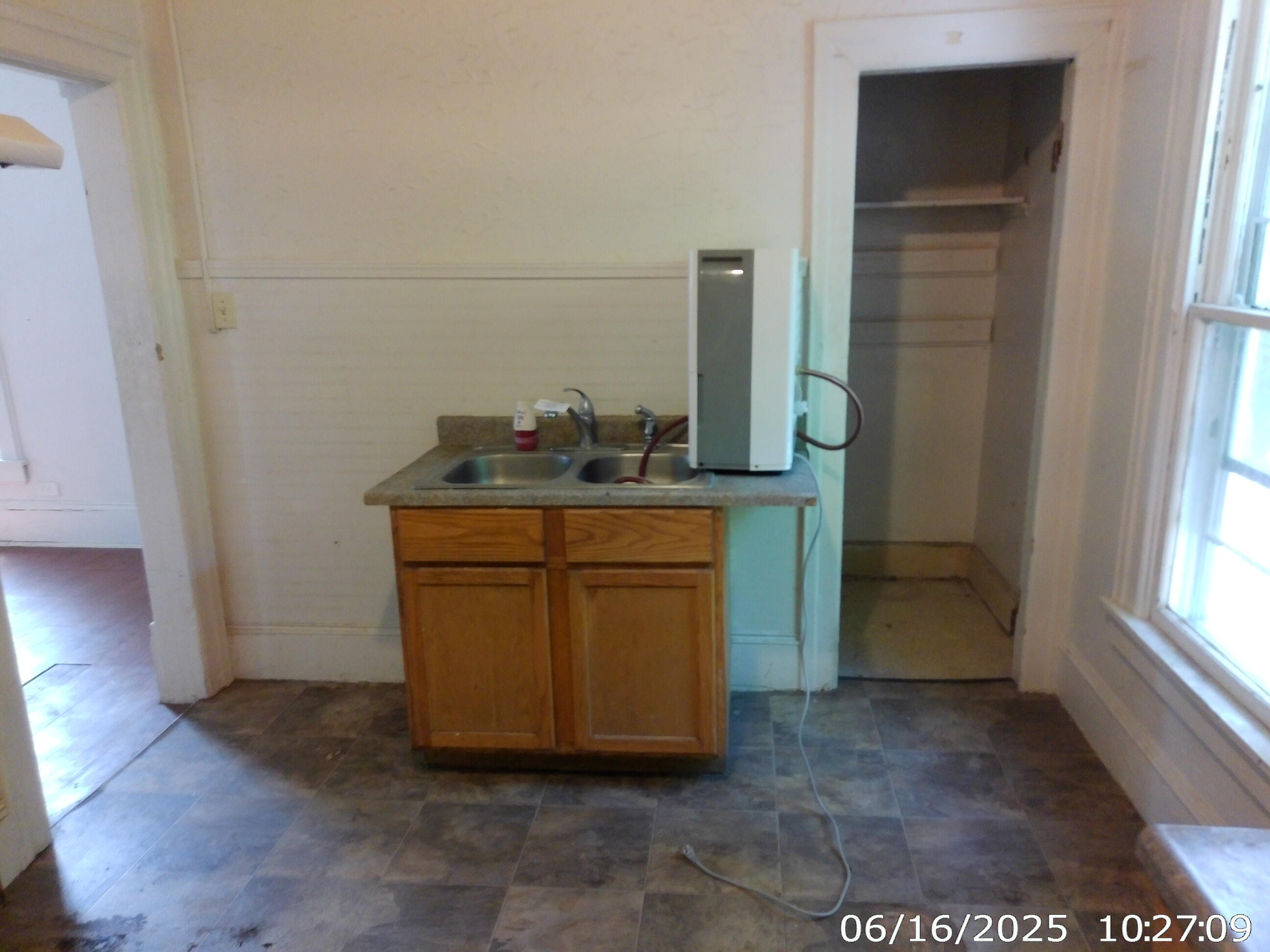612 3rd Street Jackson, MI 49203 - Photo 7 of 11 kitchen