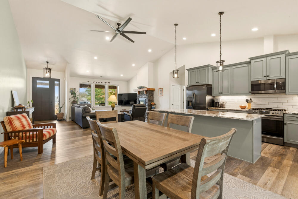 6914 Redstart Road Klamath Falls, OR 97601 - Photo 17 of 55 6914RedstartRdInterior-13