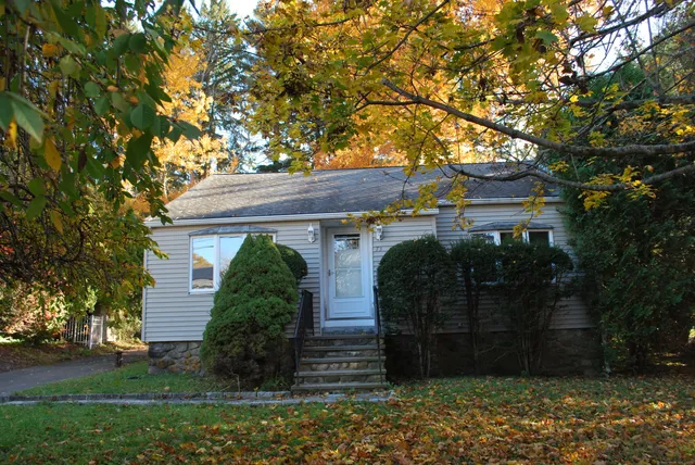 $334,900 | 73 Yale Avenue, Middlebury, CT 06762