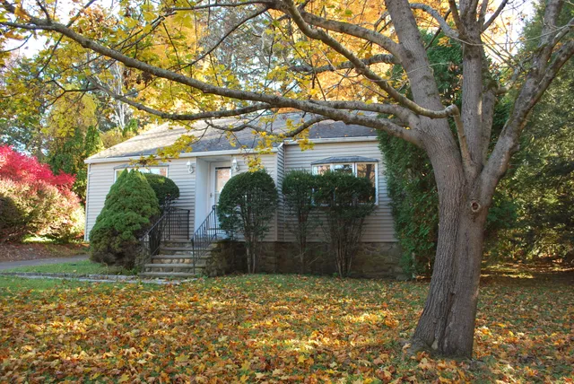 $334,900 | 73 Yale Avenue, Middlebury, CT 06762