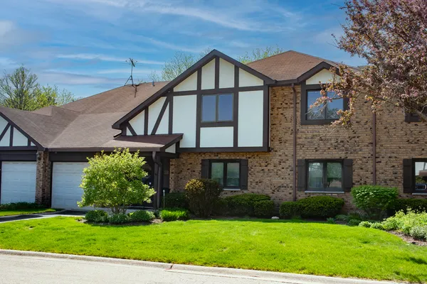 $369,900 | 538 Banyon Lane, Unit D, La Grange, IL 60525