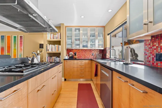 $1,989,000 | 7962 Caminito Del Cid, La Jolla, CA 92037