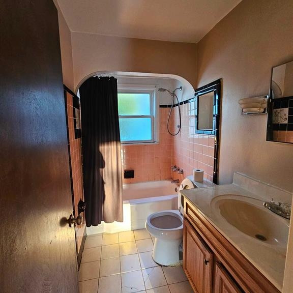 24924 Schroeder Avenue Eastpointe, MI 48021 - Photo 8 of 22 Bathroom