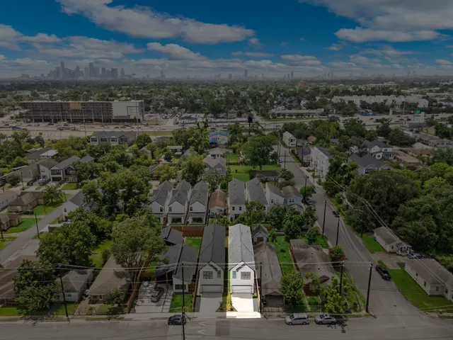 $3,300 | 406 East 33rd Street, Houston, TX 77018