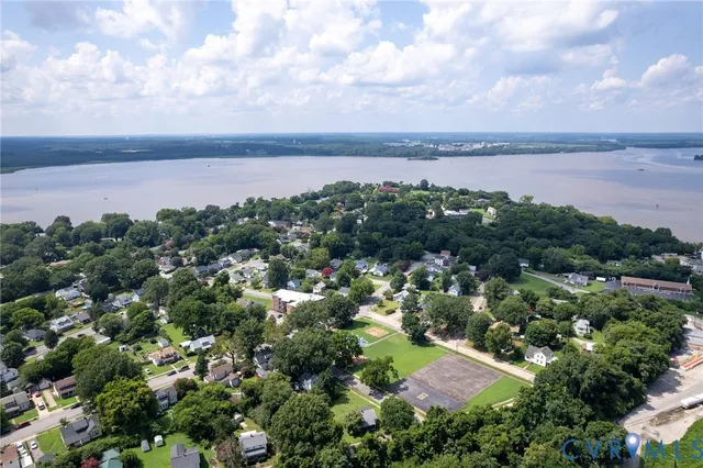 a view of a lake with houses in back